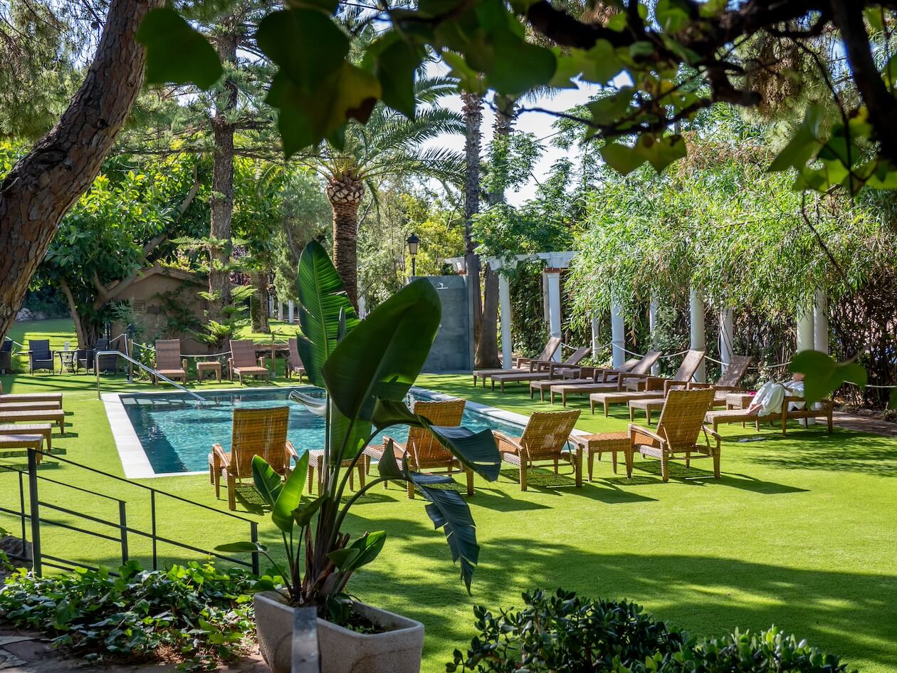 Buitenbad met zeewater van Palasiet Thalasso Clinic & Hotel.
