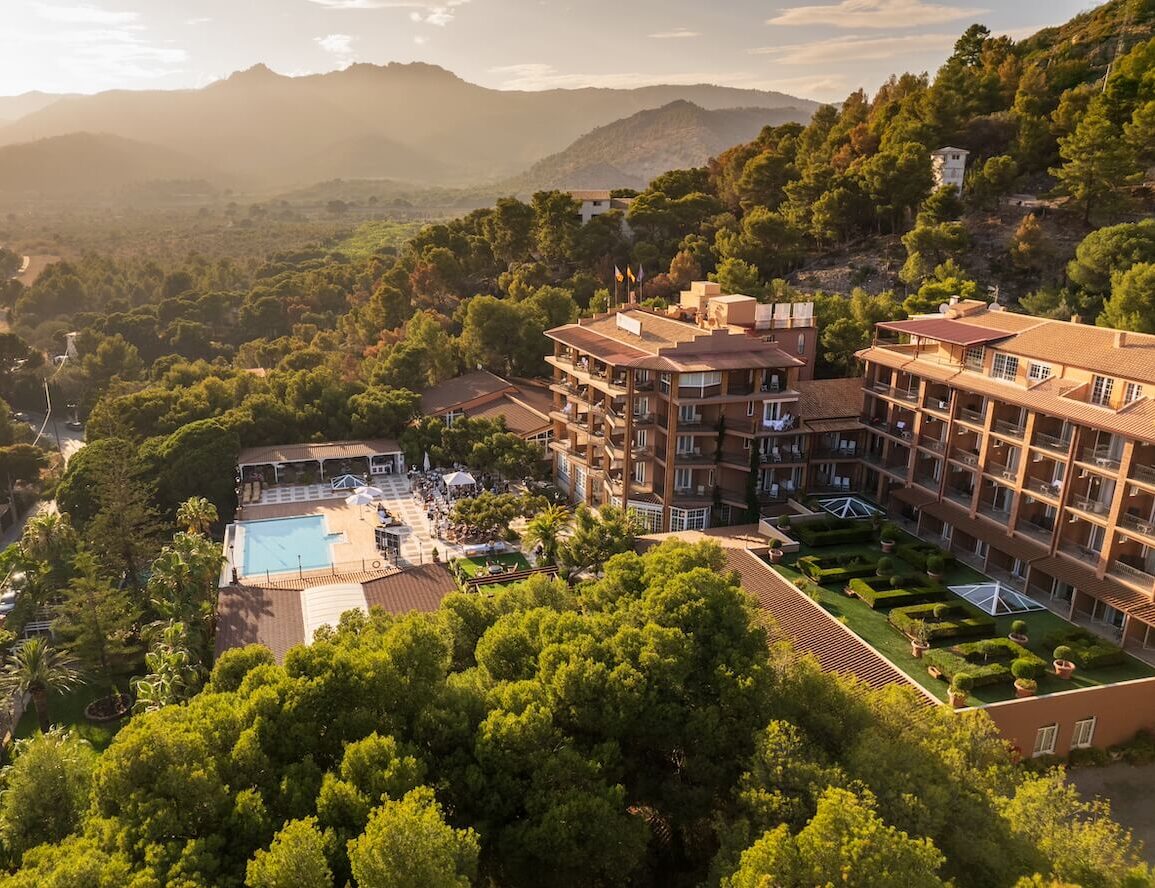 Drone beeld van buitenkant Palasiet Thalasso Clinic & Hotel