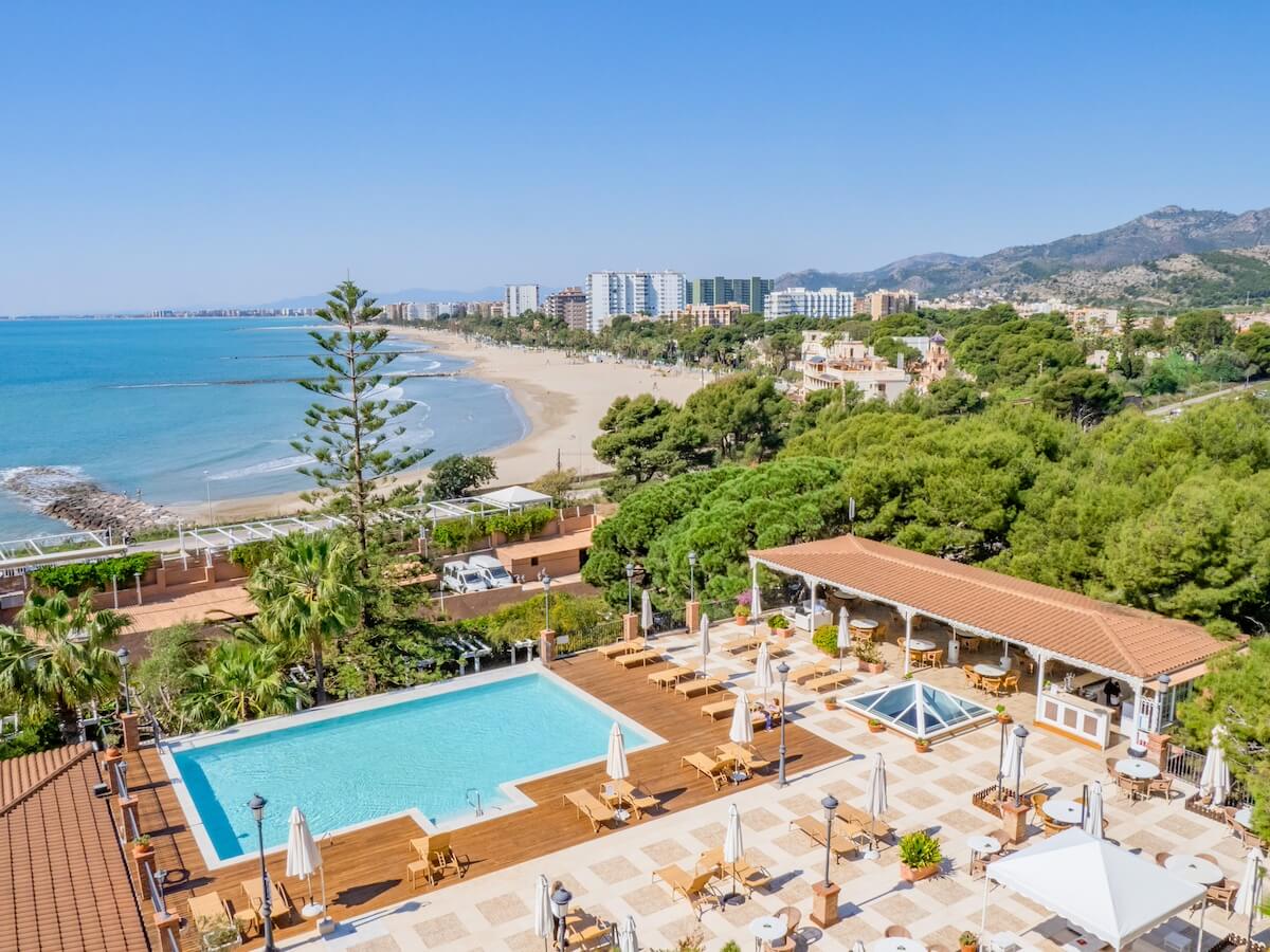 Inifinity pool met zeewater van Palasiet Thalasso Clinic & Hotel met uitzicht op zee en het strand van Benicassim.