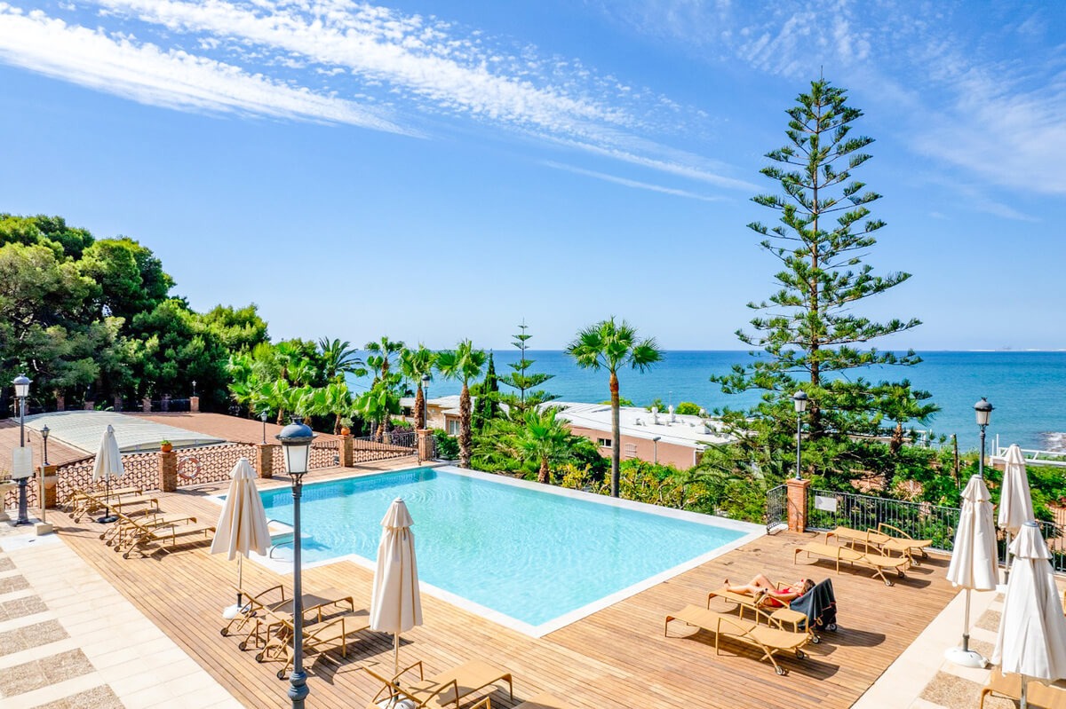 Inifinity pool met zeewater van Palasiet Thalasso Clinic & Hotel met uitzicht op zee en het strand van Benicassim.