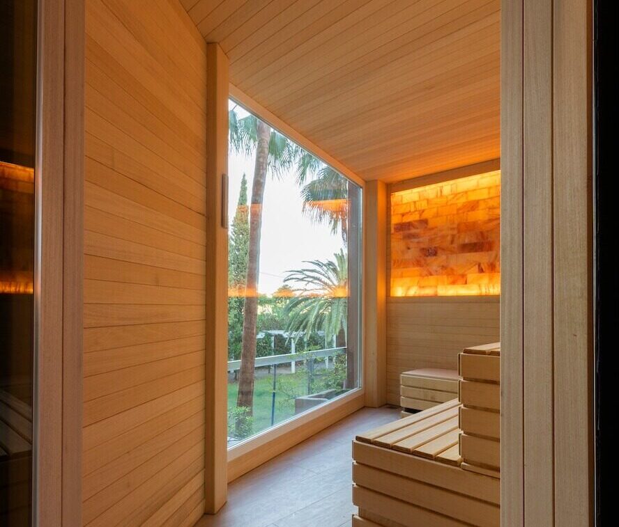 Sauna in Palasiet Thalasso Clinic & Hotel met uitzicht op de tuin.